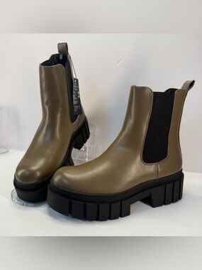 NWT Only khaki pull on Chunky Chelsea Ankle Boots with thick lug Black Sole 7.5